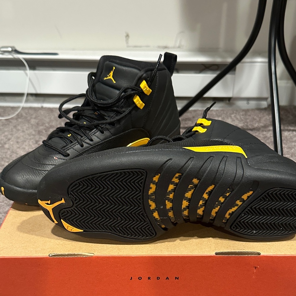 Jordan Men's Black and Yellow Athletic Shoes